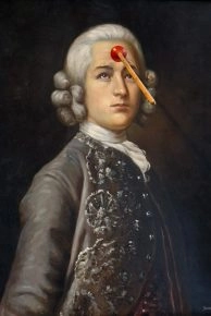 Banksy's Arrow Head, klassiek portret bewerkt met potlood en doelwit, te zien in Amsterdam. Banksy's Arrow Head, klassiek portret bewerkt met potlood en doelwit, te zien in Amsterdam.
