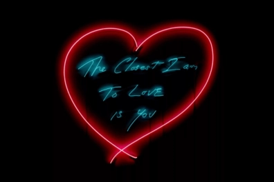 Obra de luz de Tracey Emin con forma de corazón y texto manuscrito en su interior.