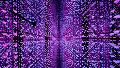 Instalación inmersiva de luz púrpura en forma de diamante de Studio Irma.