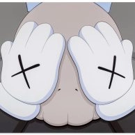 Iconisch figuur met X-ogen en handschoenen van KAWS in Hedendaagse Meesters Amsterdam, Moco Museum Amsterdam. Iconisch figuur met X-ogen en handschoenen van KAWS in Hedendaagse Meesters Amsterdam, Moco Museum Amsterdam.