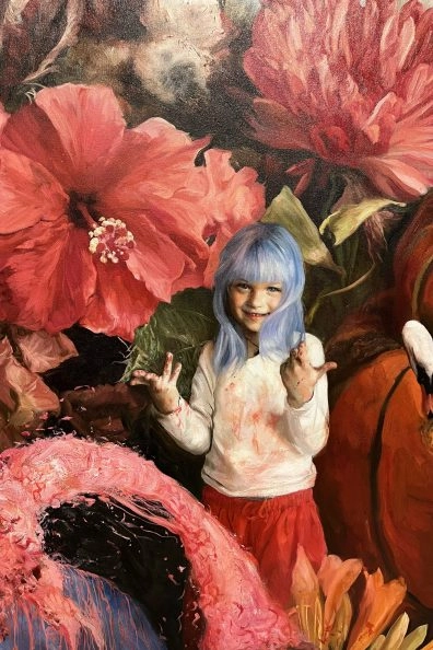 Obra floral surrealista de Guillermo Lorca con figura infantil. Obra floral surrealista de Guillermo Lorca con figura infantil.