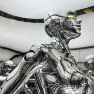 Untitled (Sexy Robot) van Sorayama, futuristisch zilveren robotsculptuur, uit Hedendaagse Meesters Amsterdam, Moco Museum Amsterdam. Untitled (Sexy Robot) van Sorayama, futuristisch zilveren robotsculptuur, uit Hedendaagse Meesters Amsterdam, Moco Museum Amsterdam.