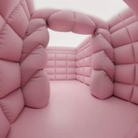 Installazione gonfiabile rosa immersiva di Andrés Reisinger al Moco Museum Amsterdam.