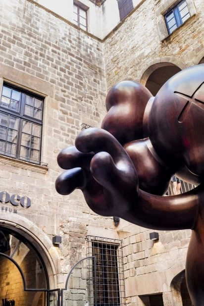 Scultura KAWS Companion all’ingresso del cortile del Moco Museum Barcelona.