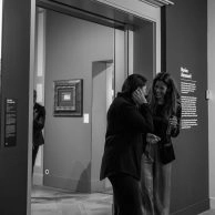 Marina Abramovic avec Kim, fondatrice du Moco Museum, lors de sa visite au Moco Museum Amsterdam. Marina Abramovic avec Kim, fondatrice du Moco Museum, lors de sa visite au Moco Museum Amsterdam.
