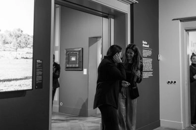 Marina Abramovic mit Kim, Gründerin des Moco Museum, bei ihrem Besuch im Moco Museum Amsterdam. Marina Abramovic mit Kim, Gründerin des Moco Museum, bei ihrem Besuch im Moco Museum Amsterdam.
