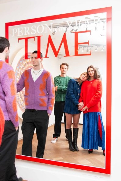 TIME Magazine-spiegelkunstwerk van Mungo Thomson met bezoekers die poseren in Moco Museum Amsterdam. TIME Magazine-spiegelkunstwerk van Mungo Thomson met bezoekers die poseren in Moco Museum Amsterdam.