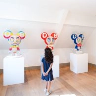 Bunte Skulpturen von Takashi Murakami ausgestellt im Moco Museum Amsterdam. Bunte Skulpturen von Takashi Murakami ausgestellt im Moco Museum Amsterdam.