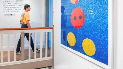 Großes Kunstwerk von Takashi Murakami mit Mickey Mouse im Moco Museum Amsterdam.