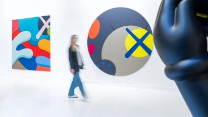 Arte contemporáneo colorido y figura de KAWS.