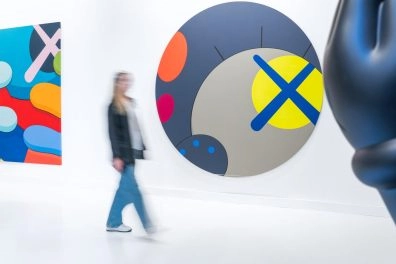 Arte contemporanea colorata e figura di KAWS.