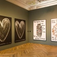 Room at Moco Museum Amsterdam featuring black heart artworks and handwritten quotes by Robbie Williams. Room at Moco Museum Amsterdam featuring black heart artworks and handwritten quotes by Robbie Williams.