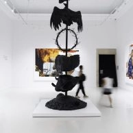 Zeitgenössische schwarze Skulptur von Robin Kid alias THE KID Zeitgenössische schwarze Skulptur von Robin Kid alias THE KID