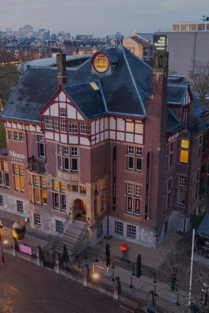 Historische Villa Alsberg waarin Moco Museum Amsterdam is gevestigd, gelegen aan het Museumplein.