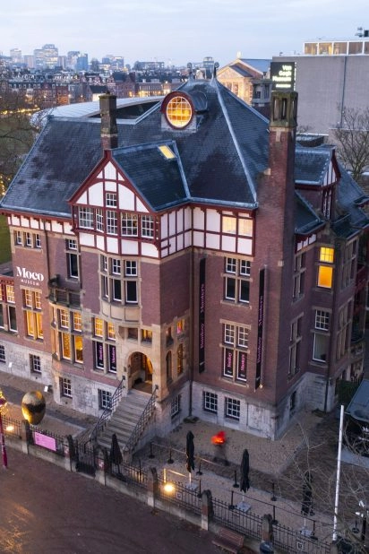 Storica Villa Alsberg che ospita il Moco Museum Amsterdam, situata su Museumplein.