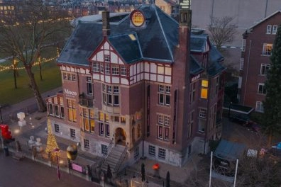 Storica Villa Alsberg che ospita il Moco Museum Amsterdam, situata su Museumplein.