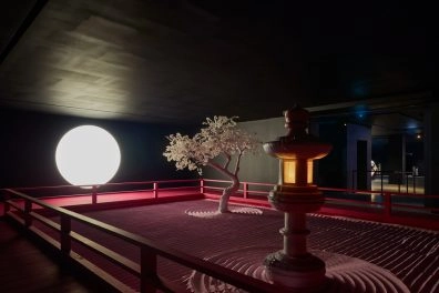 Installazione minimalista in stile zen con luna luminosa, giardino di sabbia Lunar Garden e albero bianco di Daniel Arsham al Moco Museum London.