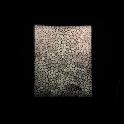 Pixel lightbox-kunstwerk van Kusama in een donkere tentoonstellingsruimte in Moco Museum Amsterdam.