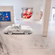 Raum im Moco Museum London mit zeitgenössischer Kunst