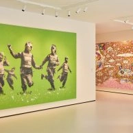 Beanfield de Banksy con soldados portando flores en Moco Museum London