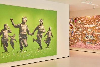 Beanfield von Banksy mit Soldaten, die Blumen halten, im Moco Museum London