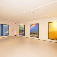 Vista della galleria con opere astratte e colorate di Robbie Williams al Moco Museum London