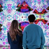 Pareja observando mural digital inmersivo en Moco Museum Amsterdam. Pareja observando mural digital inmersivo en Moco Museum Amsterdam.