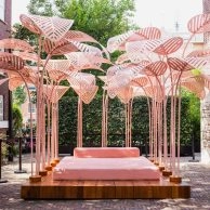 Roze buiteninstallatie met parapluvormige structuren bij museum Amsterdam. Roze buiteninstallatie met parapluvormige structuren bij museum Amsterdam.