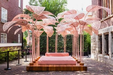 Rosa Außeninstallation mit schirmartigen Strukturen am Museum Amsterdam.